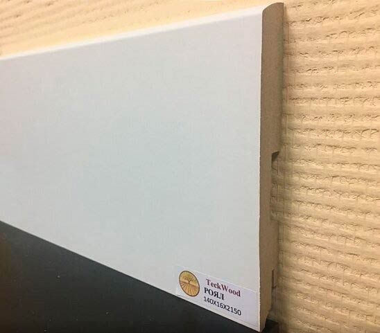 Плинтус Teckwood Белый Роял прямой 140 мм