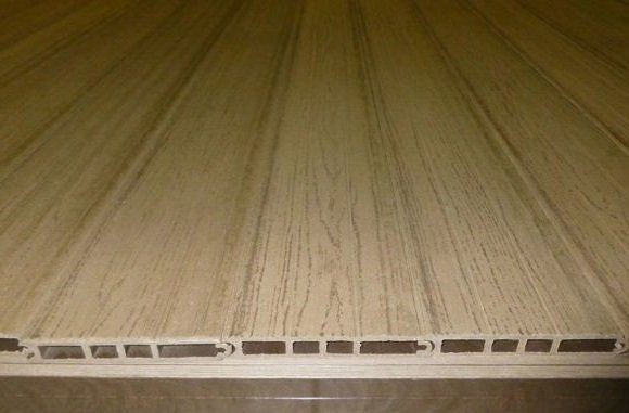 Пустотелая заборная доска с двухсторонним древесным тиснением из пластика