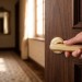 Дверная ручка на круглой розетке "CHIC" OZ 1670/004, материал Латунь, отделка Золото, 149*53 мм