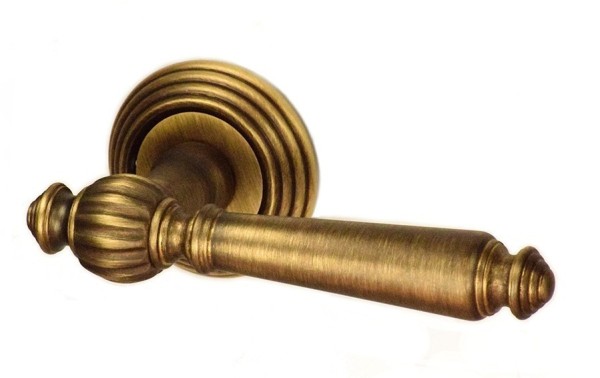 Дверная ручка на круглой розетке "MICHELLE", МА 2068101 ANT. GOLD, материал Латунь, отделка Бронза, 135*56 мм