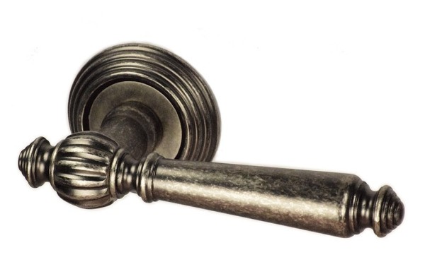 Дверная ручка на круглой розетке "MICHELLE", МА 2068101 ANT. SILVER, материал Латунь, отделка Серебро, 135*56 мм