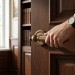 Дверная ручка на круглой розетке 353 L Regina Матовая бронза, материал Латунь, отделка Бронза, 160*55 мм