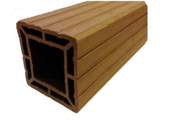 Широкий столб из дерева и пластика